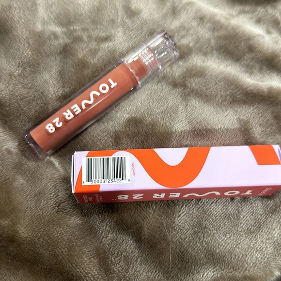 Lip Gloss - Picture 2 of 9